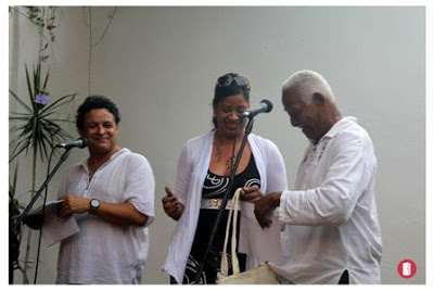 El profesor Luis Hechavarría entrega reconocvimiento del Proyecto La Peregrina a la guantanamera Yecenia Ramírez, la mas premiada del concurso Caridad Pineda In memoriam El profesor Luis Hechavarría entrega reconocvimiento del Proyecto La Peregrina a la guantanamera Yecenia Ramírez, la mas premiada del concurso Caridad Pineda In memoriam